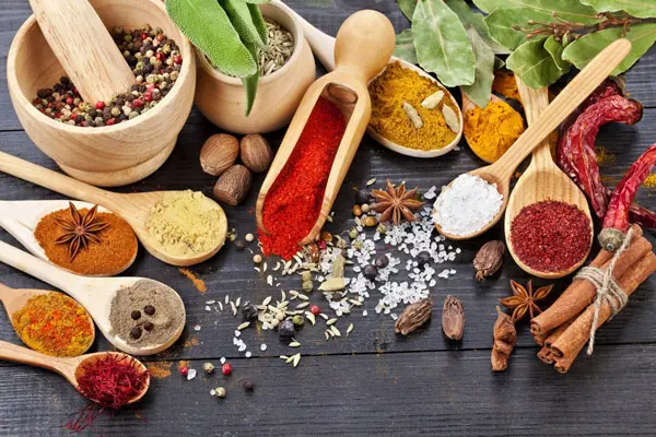 thc3aam-gia-ve1bb8b-vc3a0o-cc3a1c-mc3b3n-c483n Thêm gia vị vào các món ăn