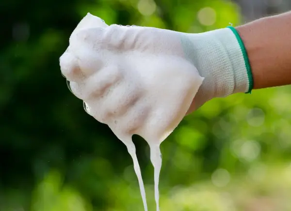 Tráng không kĩ bọt xà phòng trên nước rửa chén gây hại sức khỏe