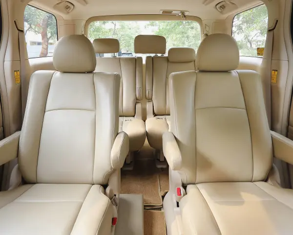 vệ sinh gầm xe ô tô sạch bẩn và nhớt