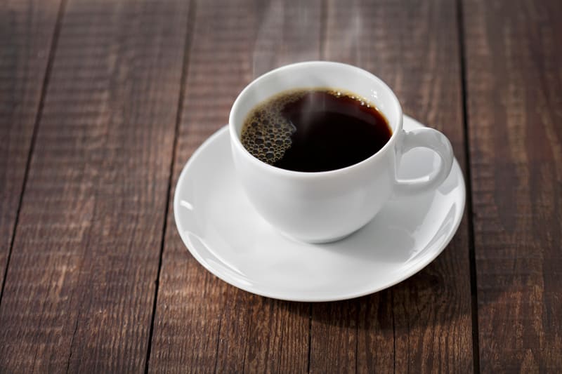 Uống cà phê gây ra nhiều ảnh hưởng tiêu cực tới quá trình lên màu của môi