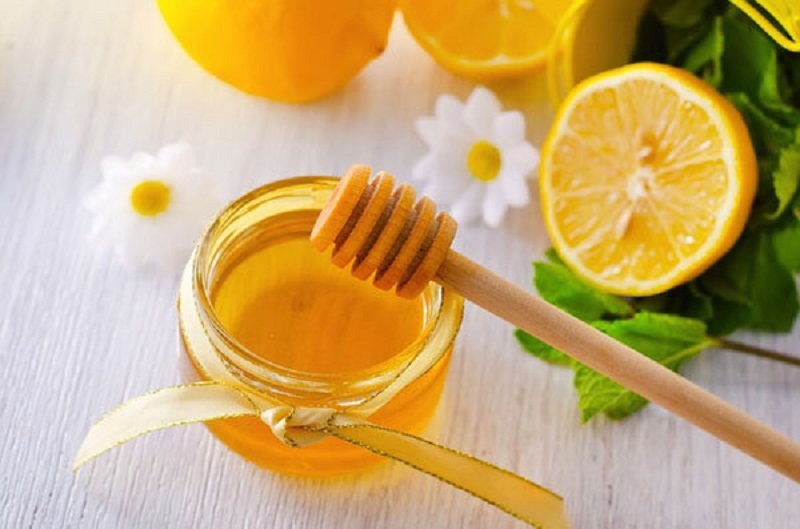 Uống detox chanh và mật ong giúp thanh lọc làn da