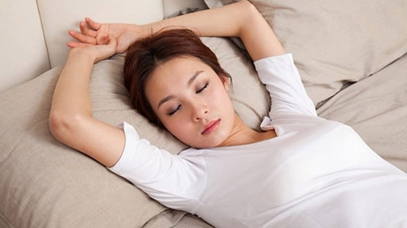 Nên nằm ngửa khi ngủ sau phun mí để tránh ảnh hưởng đến mí mắt