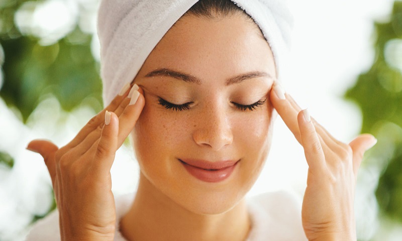 Massage là phương pháp chữa mắt mí lận khá hiệu quả