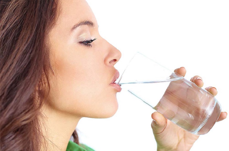 Uống đủ nước sẽ giúp cơ thể được thanh lọc, vết thương cũng mau lành