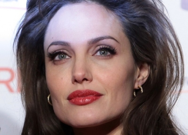 Angelina Jolie là nữ diễn viên có bờ môi quyến rũ và đôi mắt đẹp hút hồn