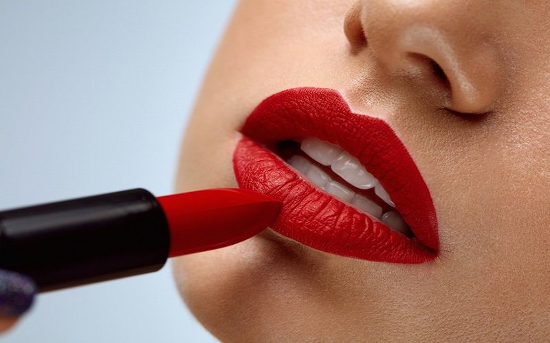 Làm mờ viền môi để tạo hiệu ứng đôi môi căng mọng, quyến rũ
