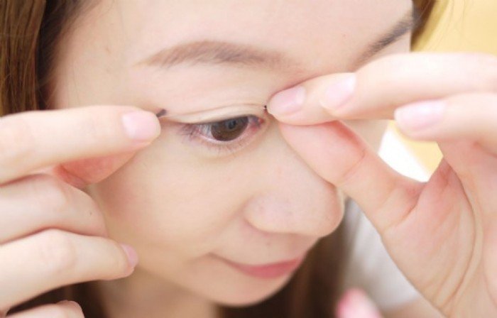 Chỉ kích mí trong trang điểm mí lót