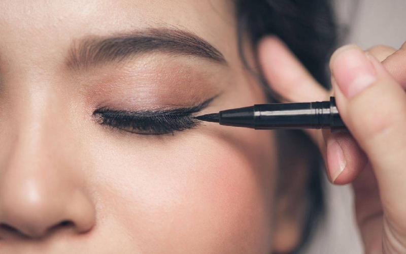 Kẻ eyeliner mảnh cho đôi mắt thêm to tròn và có hồn hơn
