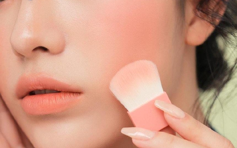 Phấn má nên chọn sản phẩm tươi sáng dễ phối màu và chất mềm mịn