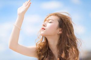 Tại sao nên bôi kem chống nắng trước khi trang điểm?