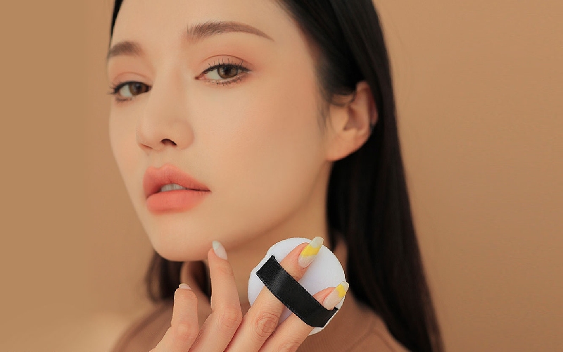 Phủ một lớp phấn mỏng để làn da mịn màng, đều màu