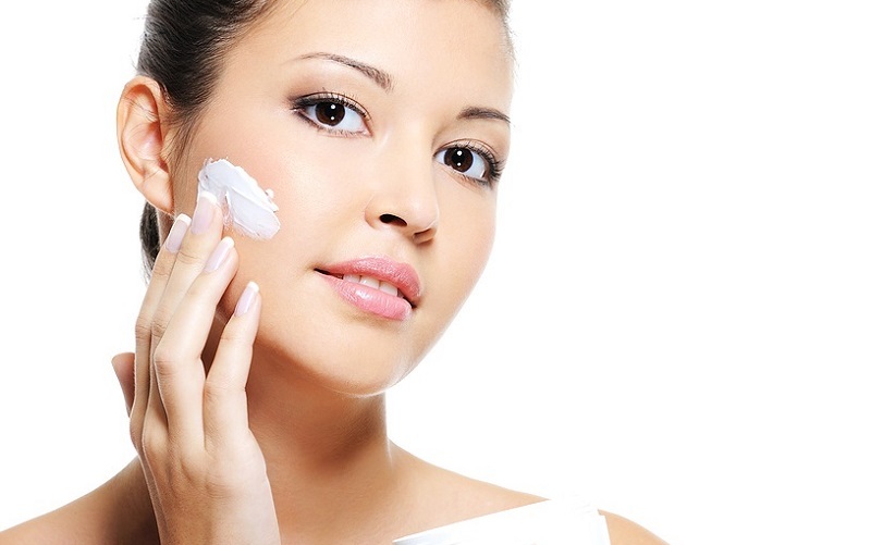 Kem chống nắng có nhiều công dụng tốt cho da trong khi make up