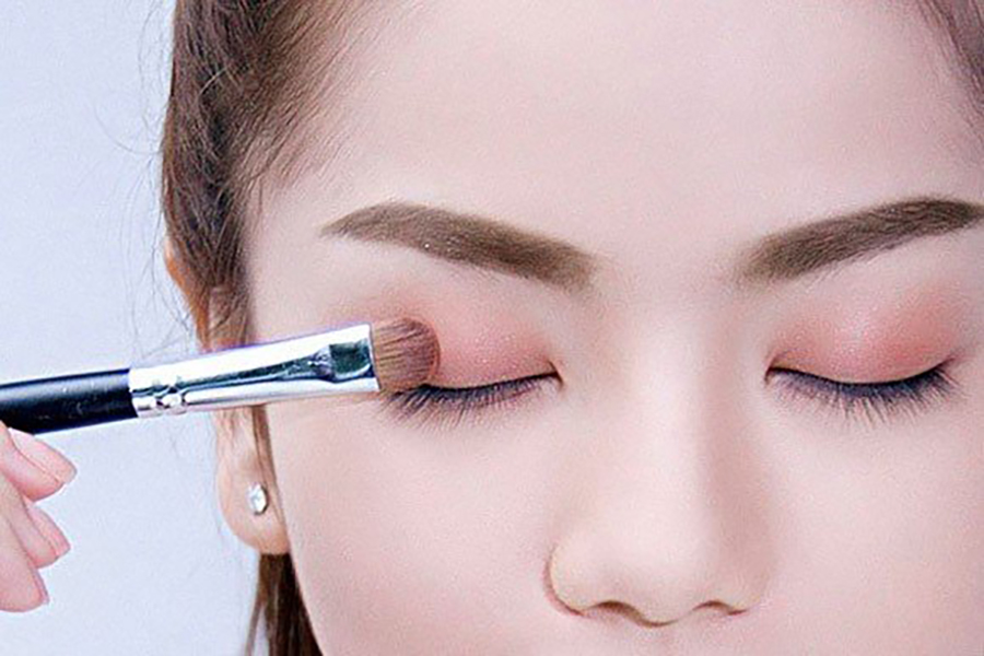 Đánh một màu phấn mắt sẽ đơn giản hơn