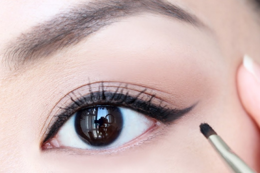 Kẻ một đường eyeliner mỏng sát chân mi