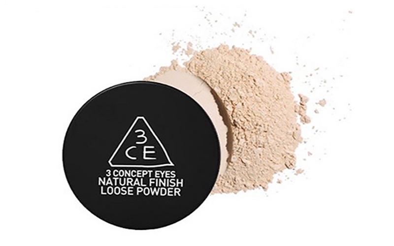 Phấn phủ 3CE Natural Finish Loose Powder có kích thước siêu mịn, giúp thấm hút dầu hiệu quả