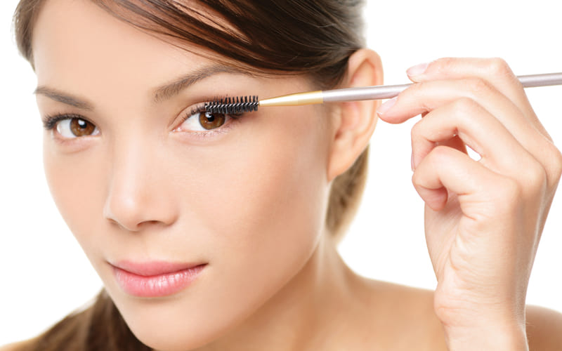 Nên vệ sinh dụng cụ bấm mi thường xuyên