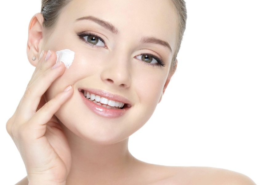 Kem dưỡng ẩm có màu nhẹ, trông tự nhiên và dễ thoa.