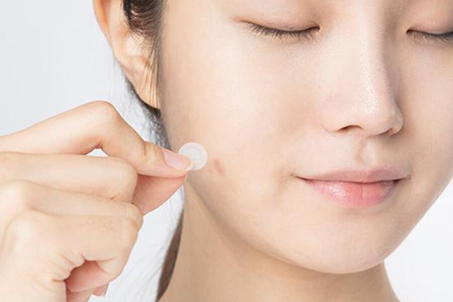 Dùng miếng dán mụn