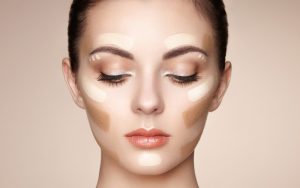 Đánh highlight là một bước trang điểm giúp làm nổi bật và sáng khuôn mặt
