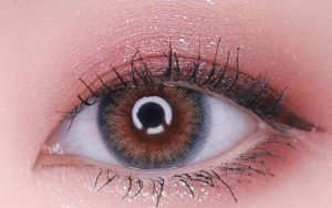 Màu mắt hồng kết hợp với nâu tạo cảm giác quyến rũ