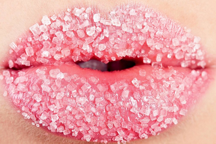 Tẩy tế bào chết cho môi thường xuyên là cách đánh son môi không bị trôi hiệu quả.