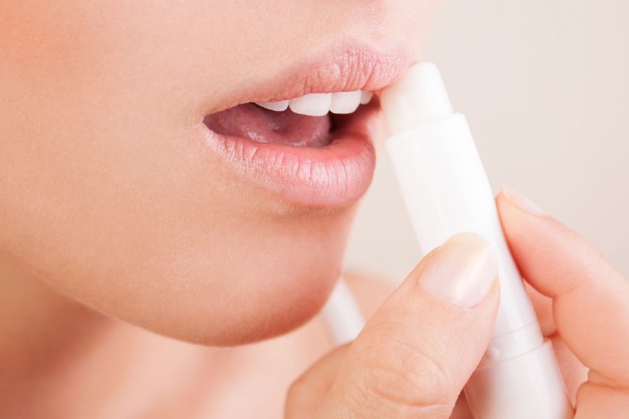 Dưỡng môi thường xuyên là việc nên làm
