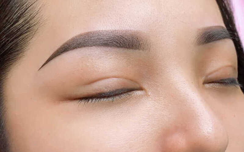 Dáng chân mày trăng non là dáng chân mày thích hợp với những gương mặt thon dài hoặc góc cạnh
