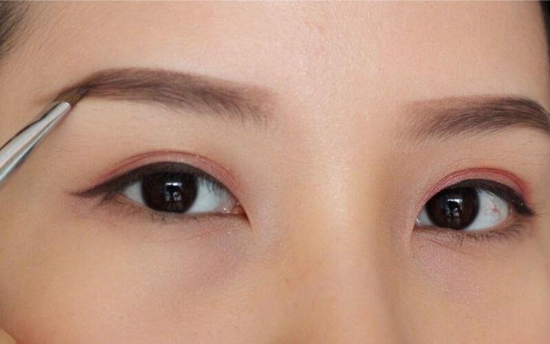 Kiểu chân mày ngang đẹp tự nhiên phù hợp với nhiều phong cách