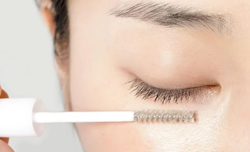 Có thể sử dụng các loại dầu dưỡng để giúp lông mi dày rậm hơn