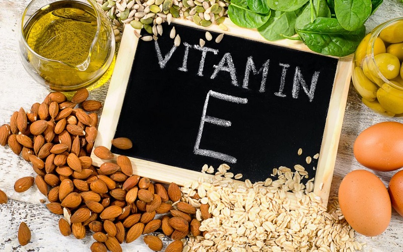 Sử dụng vitamin E giúp mi cong tự nhiên