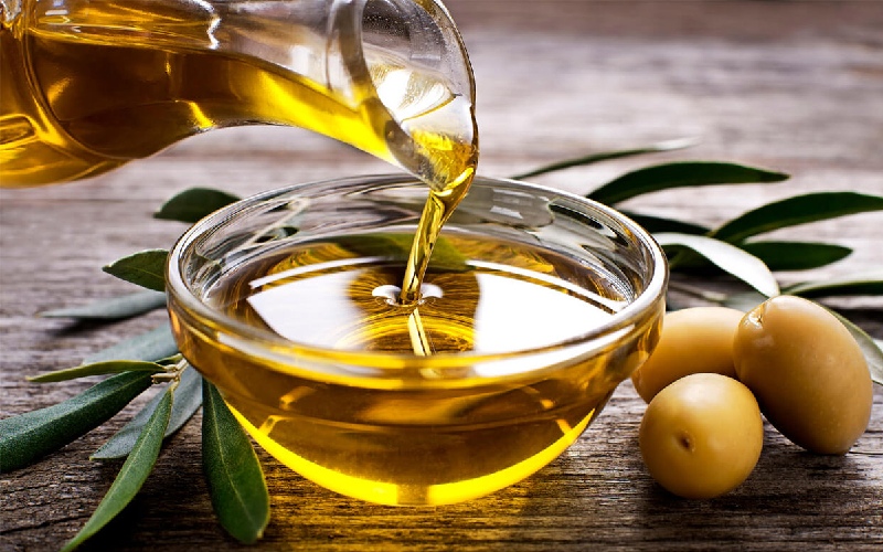Sử dụng dầu olive là cách làm móng tay nhanh dài trong 1 ngày hiệu quả