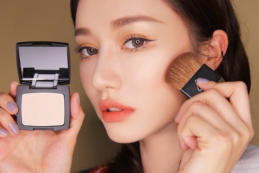 Sử dụng phấn phủ là một cách hay trong cách make up che mụn