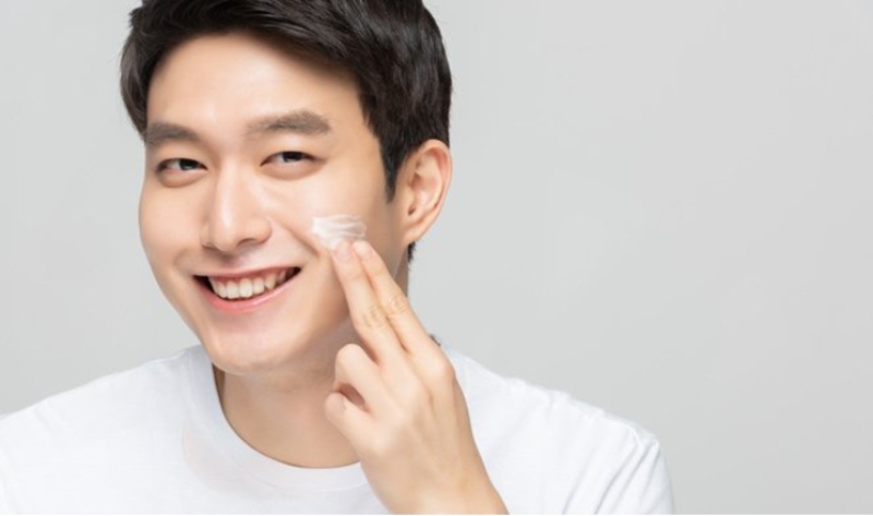 Thoa kem dưỡng để bảo vệ và tạo lớp nền mịn màng