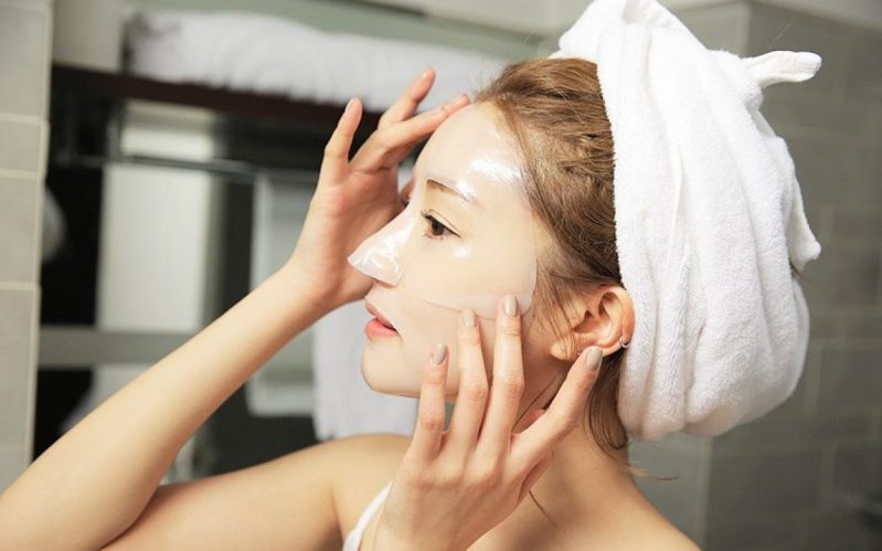 Sau khi chườm đá nên đắp mask cho mắt ngay để cấp ẩm tức thì