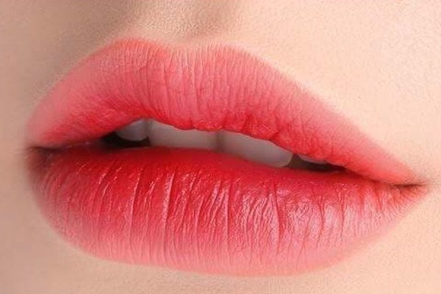 Thoa son lên môi là một trong những cách làm môi dày thành mỏng hiệu quả.