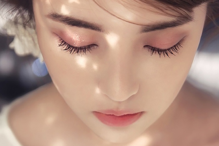 Đánh phấn mắt màu tươi sáng là phong cách trang điểm tự nhiên như Hàn quốc