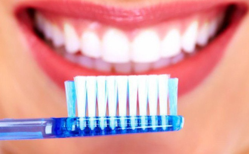Bạn sẽ không thể đánh răng bình thường sau khi vừa phun môi xong