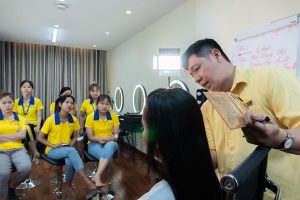 Học cách làm tóc giúp phần trang điểm của bạn hoàn thiện hơn