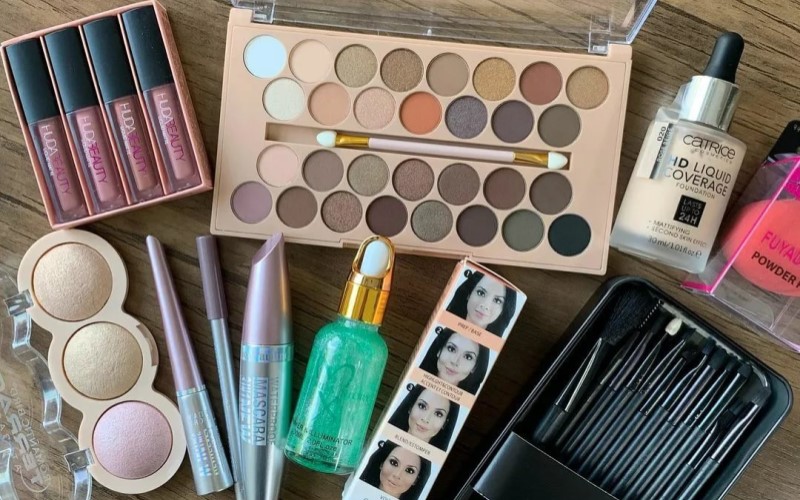 Bộ dụng cụ trang điểm là trợ thủ đắc lực của các chuyên gia make up