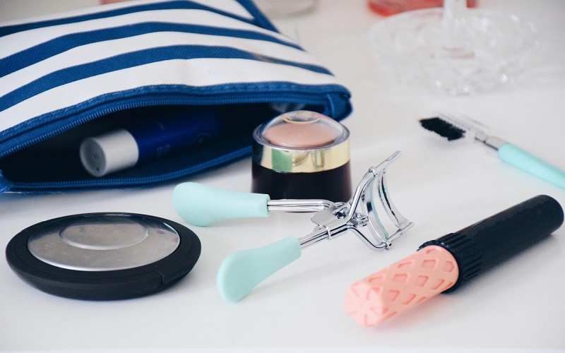 Túi đựng mỏng và không đủ chỗ chứa đồ make up