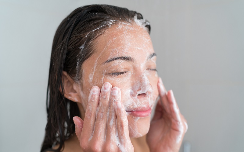 Hãy làm sạch da và bôi kem dưỡng ẩm trước khi trang điểm