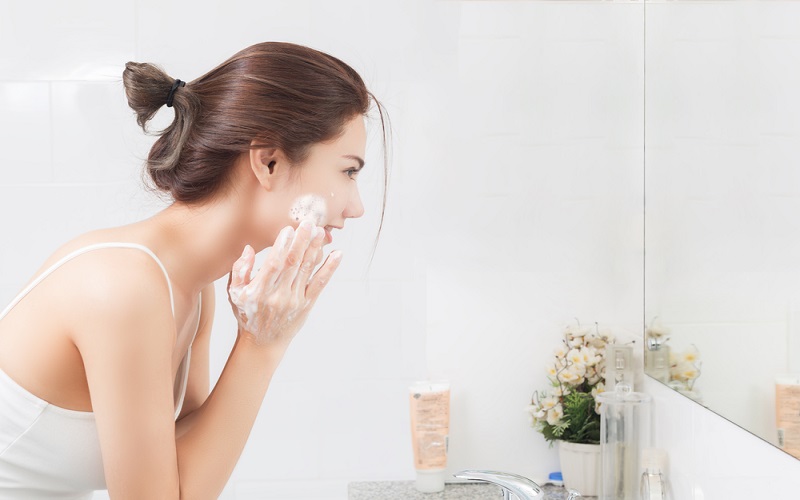 Rửa mặt thật sạch là bước cơ bản để giúp làm make up được đẹp hơn