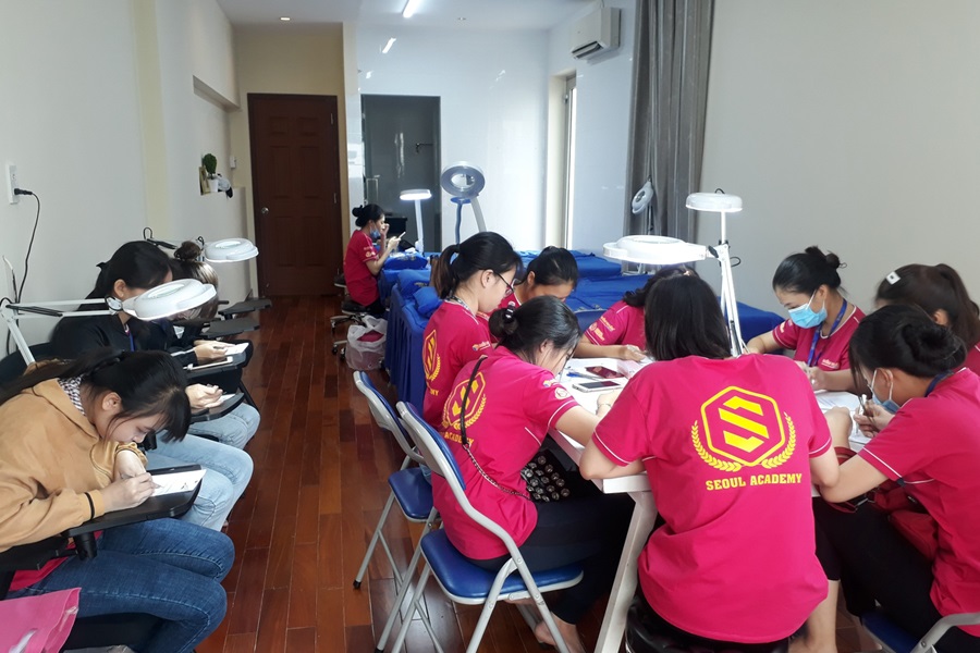 Có thể mua dụng cụ nối mi ngay tại trường học