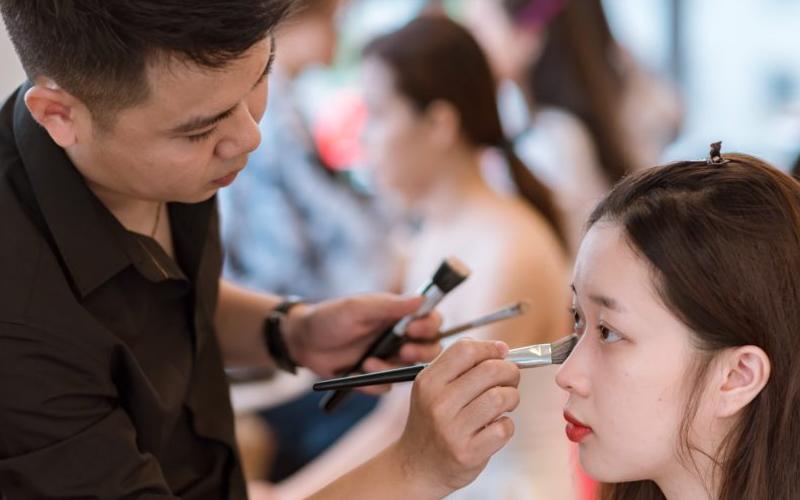 Công việc trang điểm có nhiều áp lực