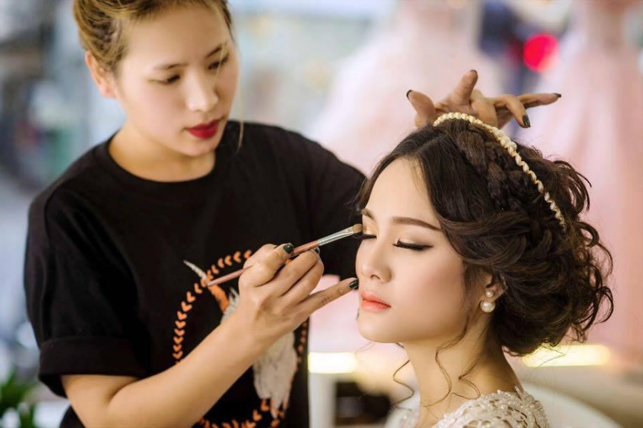 Cần có sự tập trung và nỗ lực khi học trang điểm online