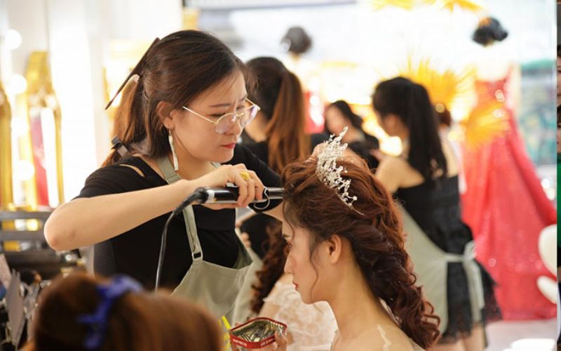Hướng dẫn tạo kiểu tóc cô dâu tại Make Up Huỳnh Hoàng Quyên