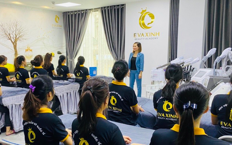 Lớp học về da và mỹ phẩm ở Eva Xinh Beauty Academy