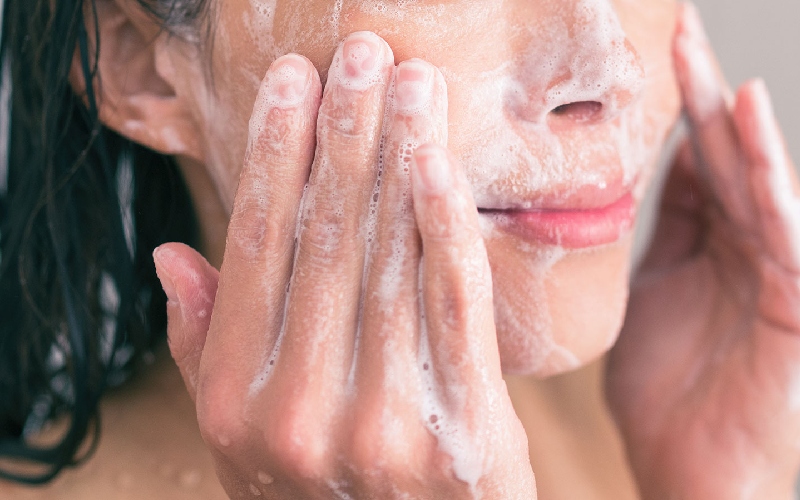 Vệ sinh da mặt sạch sẽ là bước đầu của mọi quy trình chăm sóc da