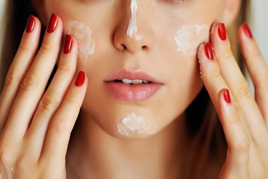 Sử dụng kem lót trang điểm để kết thúc quy trình chăm sóc da trước khi trang điểm