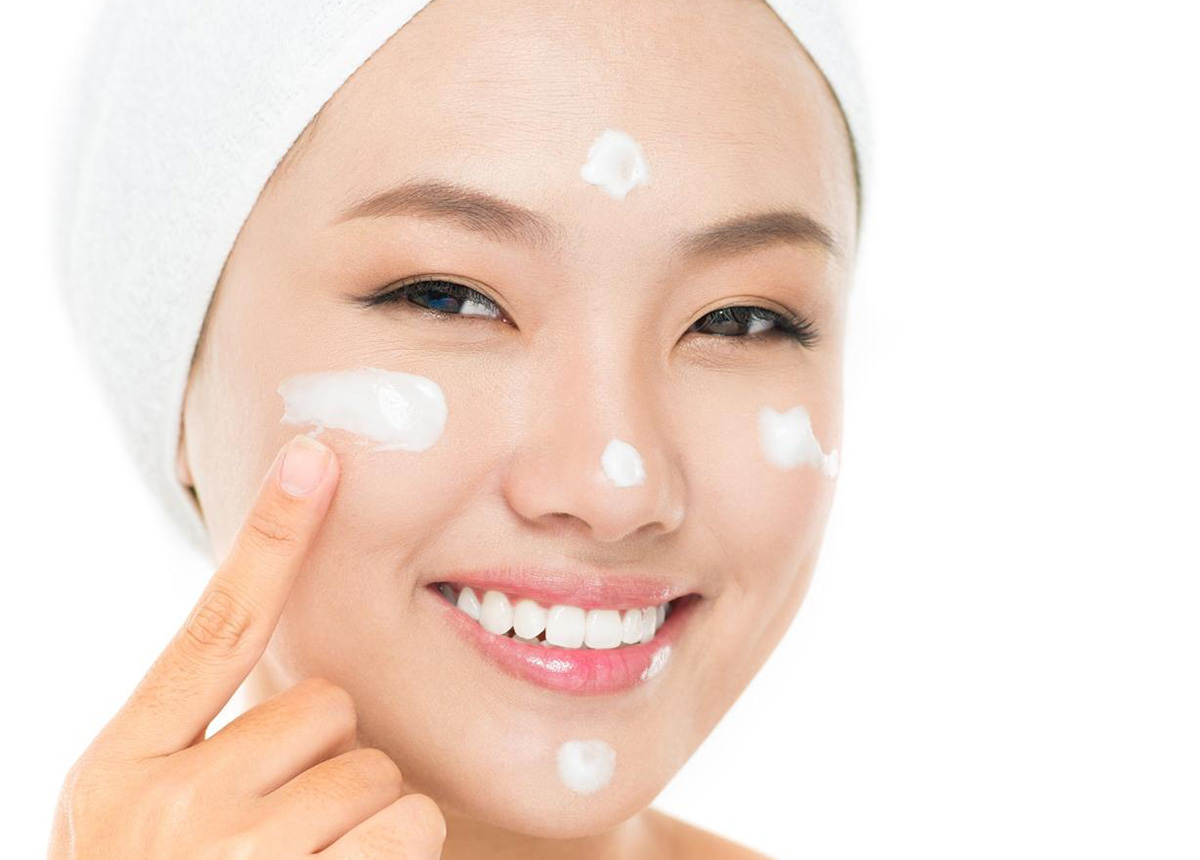 Thoa kem dưỡng da để da khỏe mạnh, trắng sáng